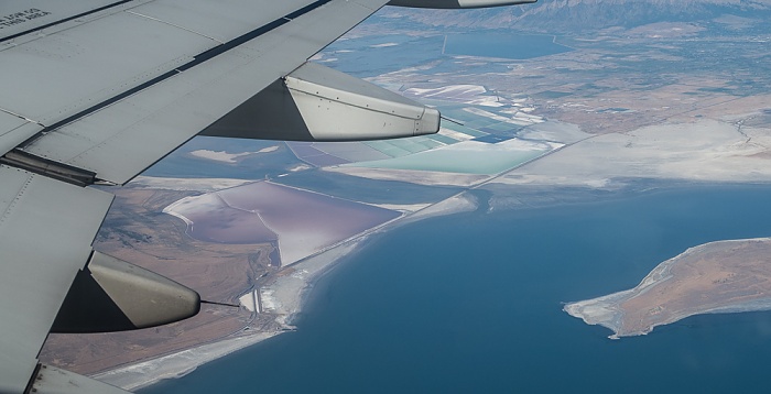 Box Elder County / Weber County: Great Salt Lake, Bahnstrecke Lucin Cutoff (Lakeside Subdivision), Fremont Island (rechts) Utah