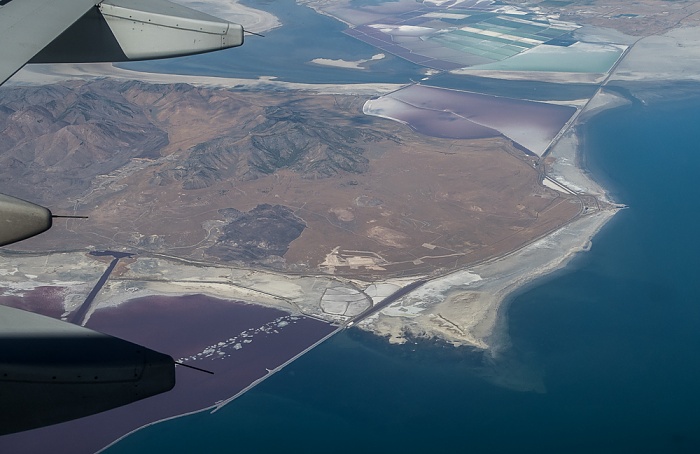 Utah Box Elder County: Great Salt Lake, Bahnstrecke Lucin Cutoff (Lakeside Subdivision) 2017-08-25 Flug DAL1873 Salt Lake City (KSLC) - Seattle/Tacoma (KSEA) Bear River Bay Luftbild aerial photo