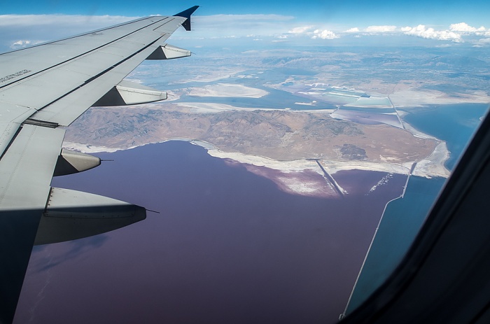 Utah Box Elder County: Great Salt Lake, Bahnstrecke Lucin Cutoff (Lakeside Subdivision) 2017-08-25 Flug DAL1873 Salt Lake City (KSLC) - Seattle/Tacoma (KSEA) Bear River Bay Luftbild aerial photo