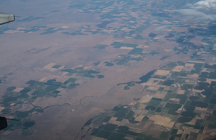 Idaho Jerome County (links oben) / Snake River / Twin Falls County 2017-08-25 Flug DAL1873 Salt Lake City (KSLC) - Seattle/Tacoma (KSEA) Luftbild aerial photo