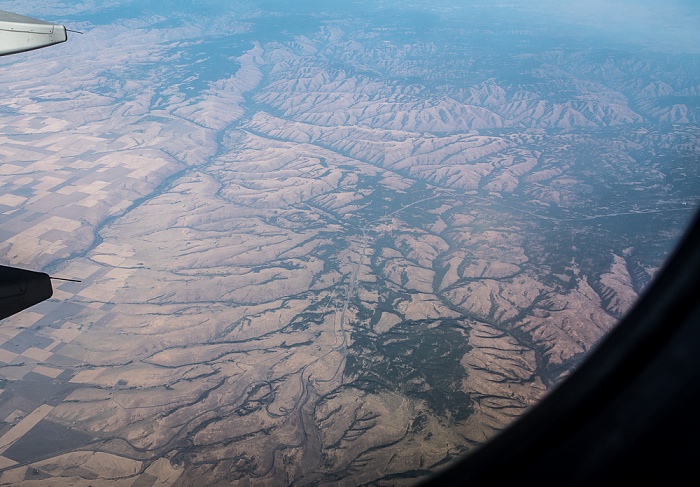 Umatilla County: Interstate I-84 (Old Oregon Trail Highway) 2017-08-25 Flug DAL1873 Salt Lake City (KSLC) - Seattle/Tacoma (KSEA) Umatilla River Luftbild aerial photo