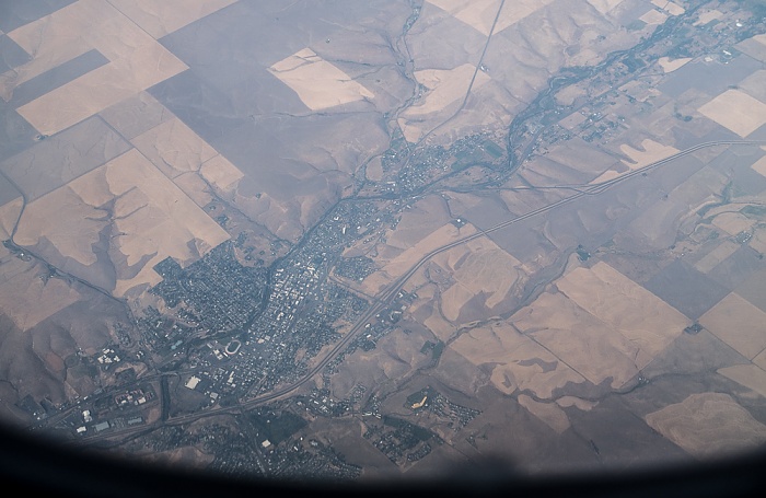 Oregon Umatilla County: Pendleton, Umatilla River 2017-08-25 Flug DAL1873 Salt Lake City (KSLC) - Seattle/Tacoma (KSEA) Luftbild aerial photo