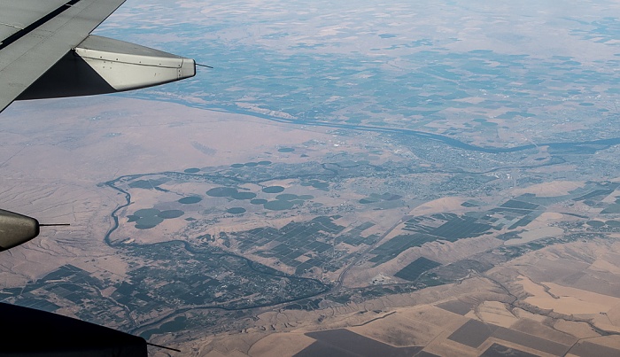 Washington Benton County: Yakima River 2017-08-25 Flug DAL1873 Salt Lake City (KSLC) - Seattle/Tacoma (KSEA) Columbia River Franklin County Luftbild aerial photo