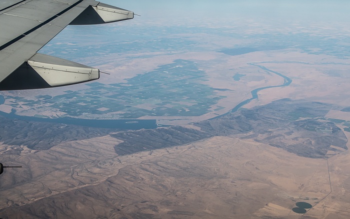 Washington V.u.: Yakima County / Columbia River mit der Goose Island (Priest Rapids Wildlife Area) und dem Priest Rapids Dam / Grant County 2017-08-25 Flug DAL1873 Salt Lake City (KSLC) - Seattle/Tacoma (KSEA) Luftbild aerial photo