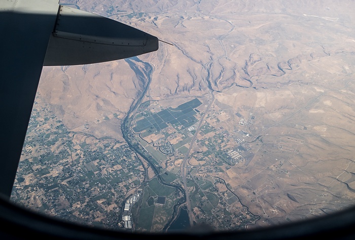 Washington Yakima County: Selah, Yakima River 2017-08-25 Flug DAL1873 Salt Lake City (KSLC) - Seattle/Tacoma (KSEA) Zirkle Fruit Company Luftbild aerial photo