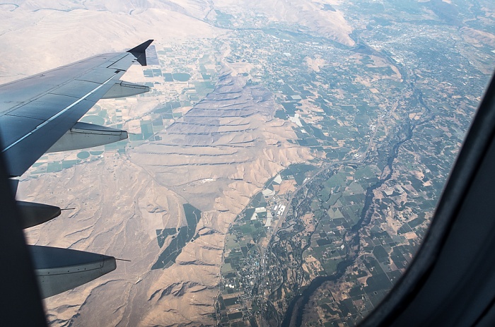 Washington Yakima County: Naches, Naches River 2017-08-25 Flug DAL1873 Salt Lake City (KSLC) - Seattle/Tacoma (KSEA) Luftbild aerial photo