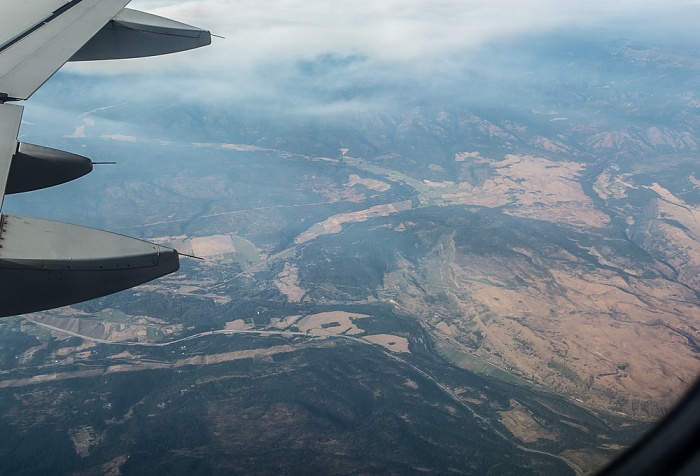 Washington Kittitas County: Interstate I-90 (American Veterans Memorial Highway), Yakima River 2017-08-25 Flug DAL1873 Salt Lake City (KSLC) - Seattle/Tacoma (KSEA) Luftbild aerial photo