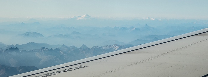 Cascade Range (Kaskadenkette) mit dem Mount Baker (oben Bildmitte) und Mount Shuksan (oben rechts) Washington