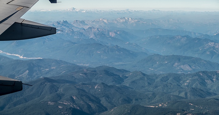 Kittitas County: Cascade Range (Kaskadenkette) mit dem Keechelus Lake (links) und dem Kachess Lake Washington