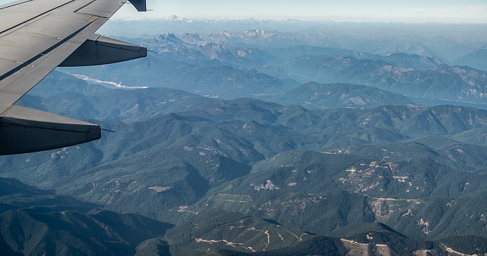 Kittitas County: Cascade Range (Kaskadenkette) mit dem Keechelus Lake (links) Washington