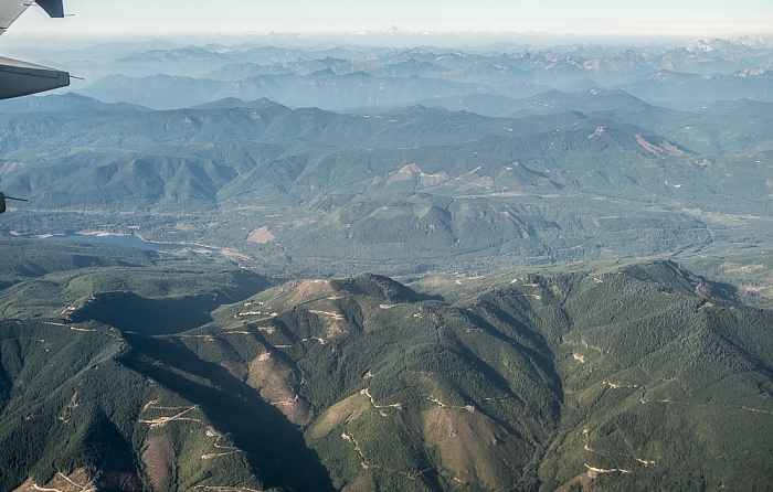 Washington King County: Cascade Range (Kaskadenkette) 2017-08-25 Flug DAL1873 Salt Lake City (KSLC) - Seattle/Tacoma (KSEA) Howard A Hanson Reservoir Luftbild aerial photo