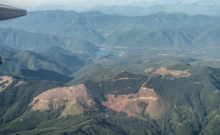 Washington King County: Cascade Range (Kaskadenkette) 2017-08-25 Flug DAL1873 Salt Lake City (KSLC) - Seattle/Tacoma (KSEA) Howard A Hanson Reservoir Lynn Lake Luftbild aerial photo