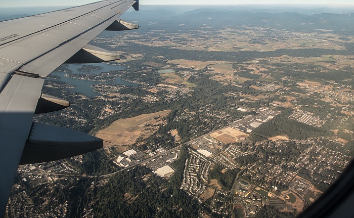Pierce County: Bonney Lake, Washington State Route 410 2017-08-25 Flug DAL1873 Salt Lake City (KSLC) - Seattle/Tacoma (KSEA) Lake Tapps Luftbild aerial photo