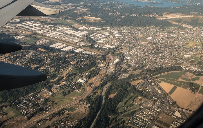 Pierce County: Sumner, Washington State Route 167 (Valley Freeway) 2017-08-25 Flug DAL1873 Salt Lake City (KSLC) - Seattle/Tacoma (KSEA) Lake Tapps Luftbild aerial photo