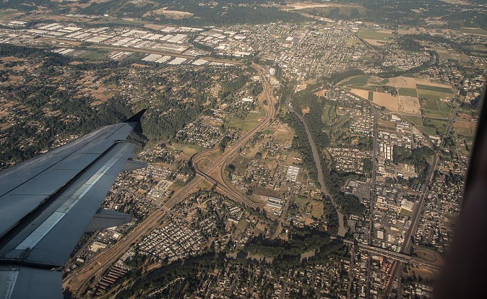 Pierce County: Sumner, Washington State Route 167 (Valley Freeway), Puyallup River 2017-08-25 Flug DAL1873 Salt Lake City (KSLC) - Seattle/Tacoma (KSEA) Washington State Route 410 Luftbild aerial photo