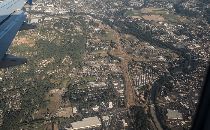 Pierce County: Sumner, Washington State Route 167 (Valley Freeway), Puyallup River 2017-08-25 Flug DAL1873 Salt Lake City (KSLC) - Seattle/Tacoma (KSEA) Edgewood Luftbild aerial photo