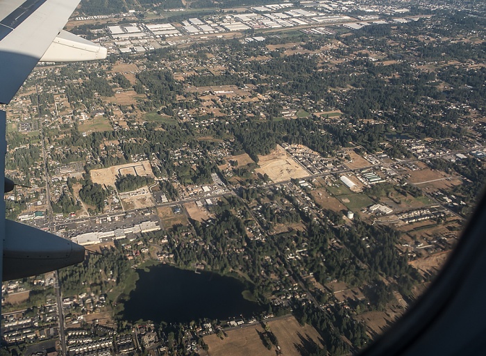 Washington Pierce County: Edgewood 2017-08-25 Flug DAL1873 Salt Lake City (KSLC) - Seattle/Tacoma (KSEA) Sumner Surprise Lake Luftbild aerial photo