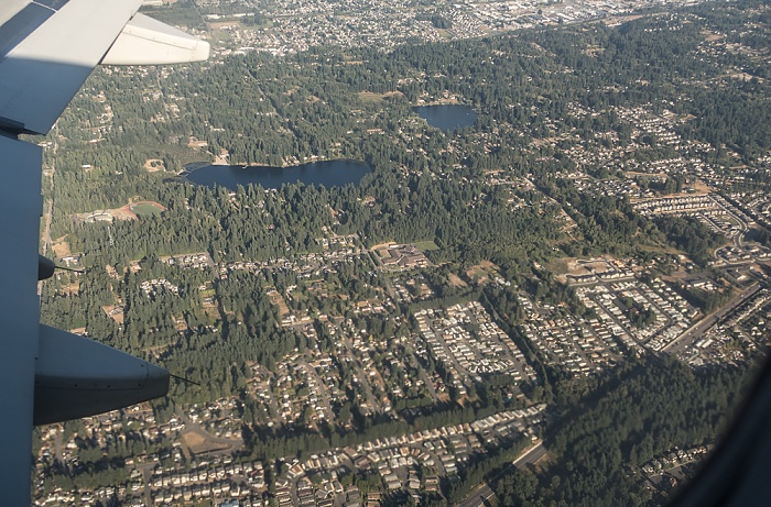 Washington King County: Lakeland South mit dem Five Mile Lake (links) und dem Trout Lake 2017-08-25 Flug DAL1873 Salt Lake City (KSLC) - Seattle/Tacoma (KSEA) Enchanted Parkway South Luftbild aerial photo