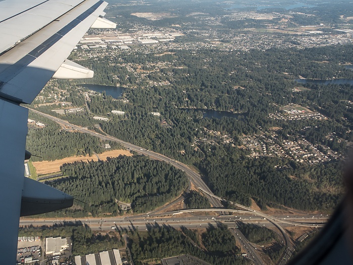 Washington King County: Lakeland South mit v.l. dem Lake Geneva, dem Lake Killarney und dem Five Mile Lake 2017-08-25 Flug DAL1873 Salt Lake City (KSLC) - Seattle/Tacoma (KSEA) Auburn Interstate I-5 Washington State Route 18 Luftbild aerial photo