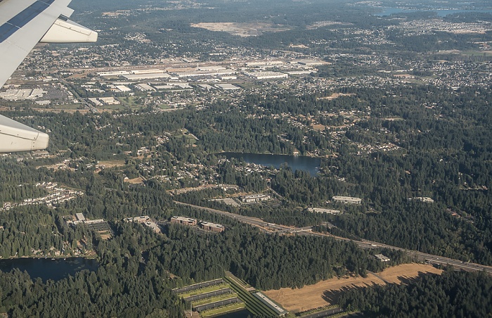 King County (v.l.): Federal Way mit dem North Lake, Washington State Route 18, Lakeland South mit dem Lake Geneva 2017-08-25 Flug DAL1873 Salt Lake City (KSLC) - Seattle/Tacoma (KSEA) Auburn Luftbild aerial photo