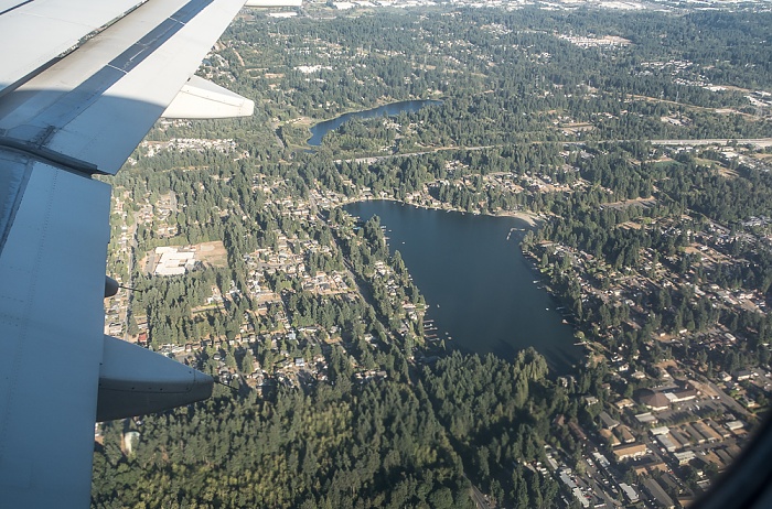 Washington King County: Federal Way mit dem Steel Lake 2017-08-25 Flug DAL1873 Salt Lake City (KSLC) - Seattle/Tacoma (KSEA) Interstate I-5 Lake Dolloff Luftbild aerial photo