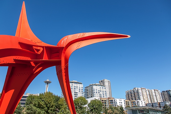Seattle Central Waterfront: Olympic Sculpture Park - Eagle (von Alexander Calder) Belltown Space Needle