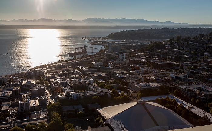 Seattle Blick von der Space Needle: Elliott Bay (Puget Sound), Lower Queen Anne, Queen Anne Hill KeyArena Seattle Center