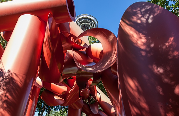 Seattle Center: Sculpture Garden - Olympic Iliad (von Alexander Liberman) Space Needle