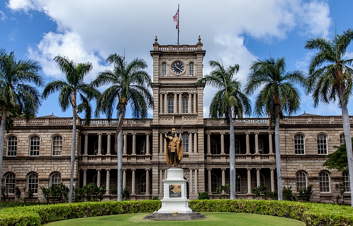 Downtown Honolulu: Hawaii Capital Historic District - Aliiolani Hale (King Kamehameha V Judiciary History Center) Kamehameha the Great Statue