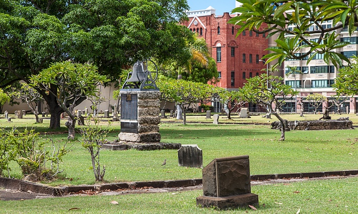 Downtown Honolulu: Hawaii Capital Historic District - Kawaiaha'o Church Cemetery