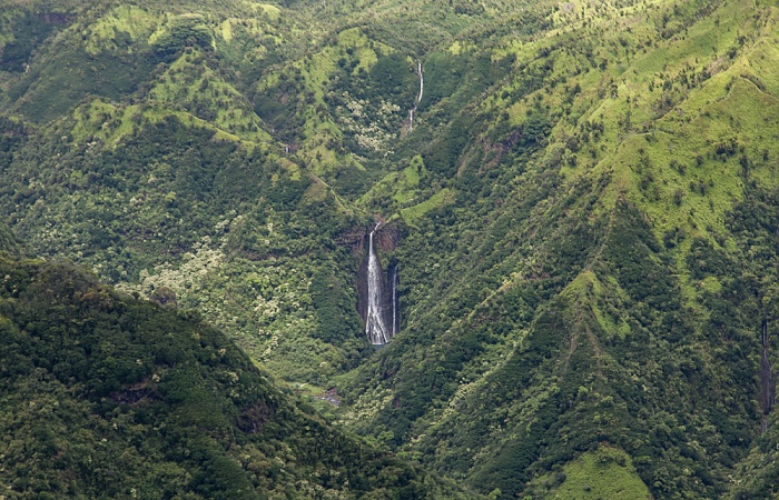 Blick aus dem Hubschrauber: Manawaiopuna Falls (Jurassic Park Falls) Kauai