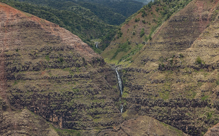 Blick aus dem Hubschrauber: Waimea Canyon - Wasserfälle Kauai