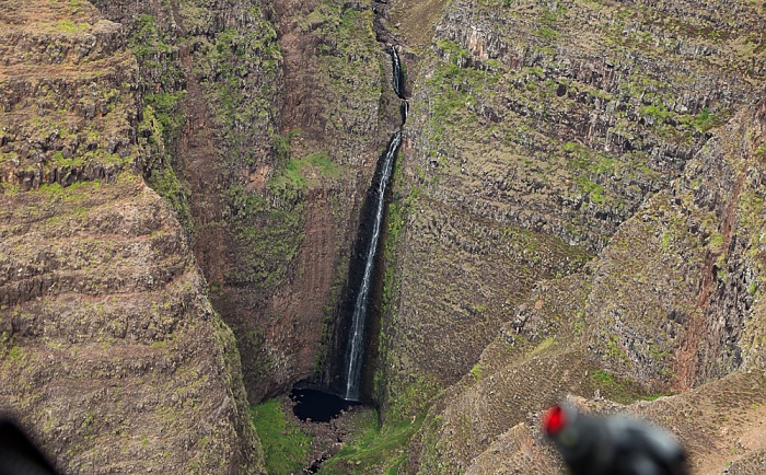 Blick aus dem Hubschrauber: Waimea Canyon - Wasserfälle Kauai