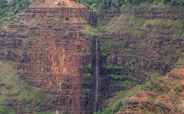 Blick aus dem Hubschrauber: Waimea Canyon - Waipo'o Falls Kauai
