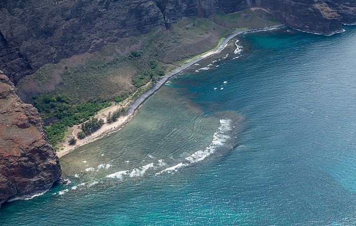 Blick aus dem Hubschrauber: Pazifik, Na Pali Coast mit dem Nualolo Kai State Park Kauai