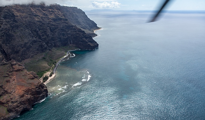 Blick aus dem Hubschrauber: Pazifik, Na Pali Coast mit dem Nualolo Kai State Park Kauai