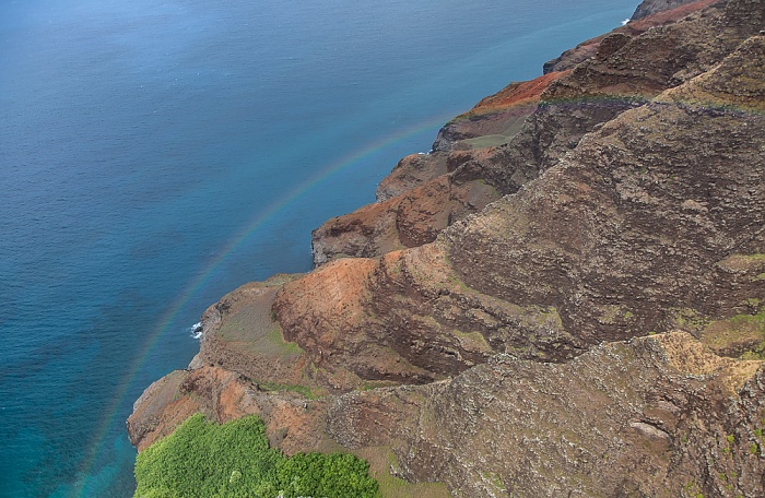 Blick aus dem Hubschrauber: Pazifik, Na Pali Coast mit Regenbogen Kauai