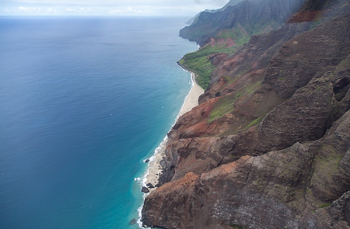 Kauai Blick aus dem Hubschrauber: Pazifik, Na Pali Coast mit dem Kalalau Beach Luftbild aerial photo