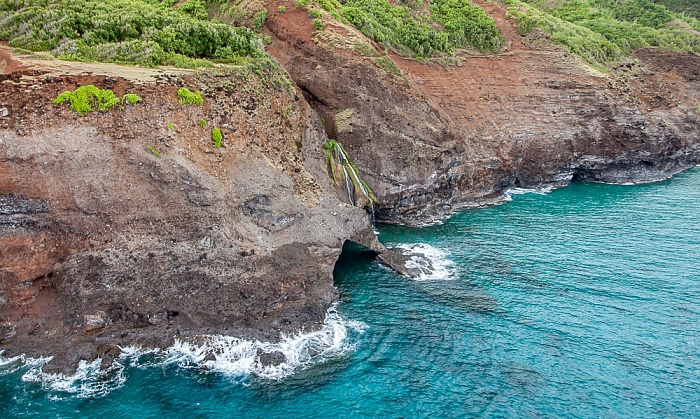 Blick aus dem Hubschrauber: Pazifik, Na Pali Coast mit Wasserfällen Kauai