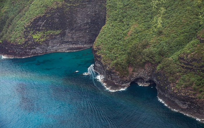 Blick aus dem Hubschrauber: Pazifik, Na Pali Coast Kauai