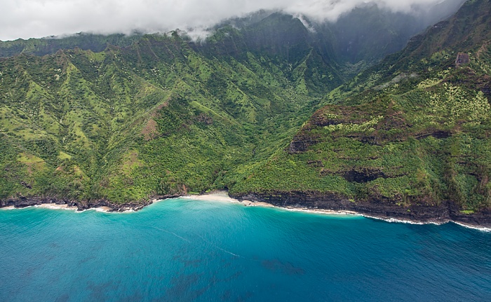 Kauai Blick aus dem Hubschrauber: Pazifik, Na Pali Coast Hanakapi'ai Beach Luftbild aerial photo