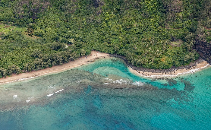 Blick aus dem Hubschrauber: Pazifik, Ha'ena State Park mit dem Ke'e Beach Kauai
