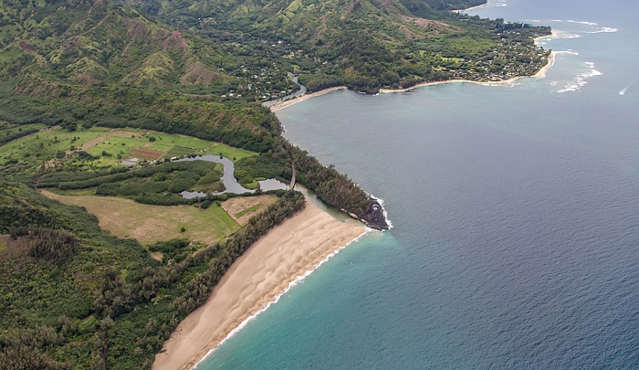 Blick aus dem Hubschrauber: Pazifik, Lumahai Beach, Kolokolo Point, Wainiha Bay Kauai