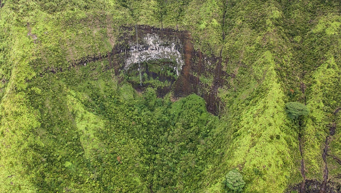 Blick aus dem Hubschrauber: Kawaikini Falls Kauai