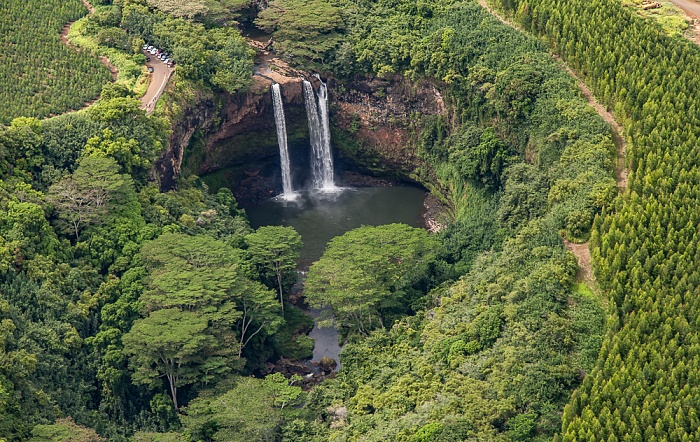 Blick aus dem Hubschrauber: Wailua River State Park mit Wailua Falls und Wailua River Kauai