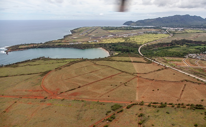 Blick aus dem Hubschrauber: Pazifik, Hanamaulu Bay, Lihue Airport und Kuhio Highway Kauai
