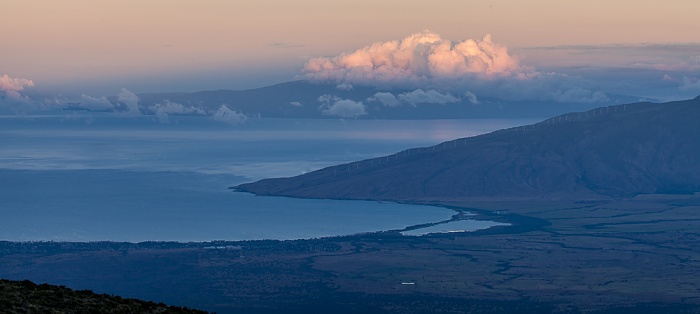 Blick vom Haleakala Highway (1950 m): West Maui Mountains, Pazifik, Lanai Haleakala
