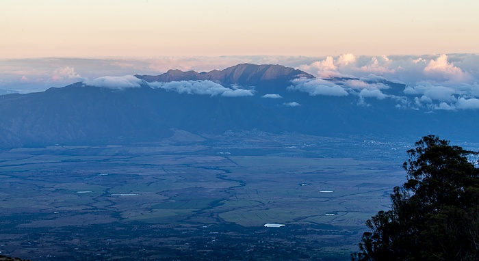 Blick vom Haleakala Highway (1950 m): West Maui Mountains