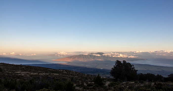 Blick vom Haleakala Highway (1950 m): Pazifik und West Maui