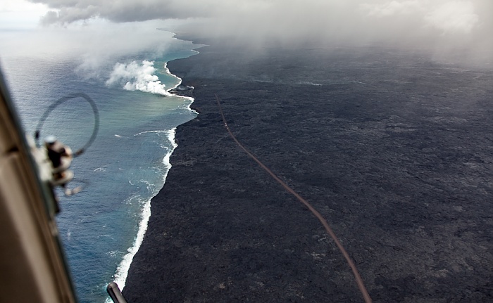 Blick aus dem Hubschrauber: Pazifik, Kilauea-Lavafelder, Kaimu-Chain of Craters Road Big Island